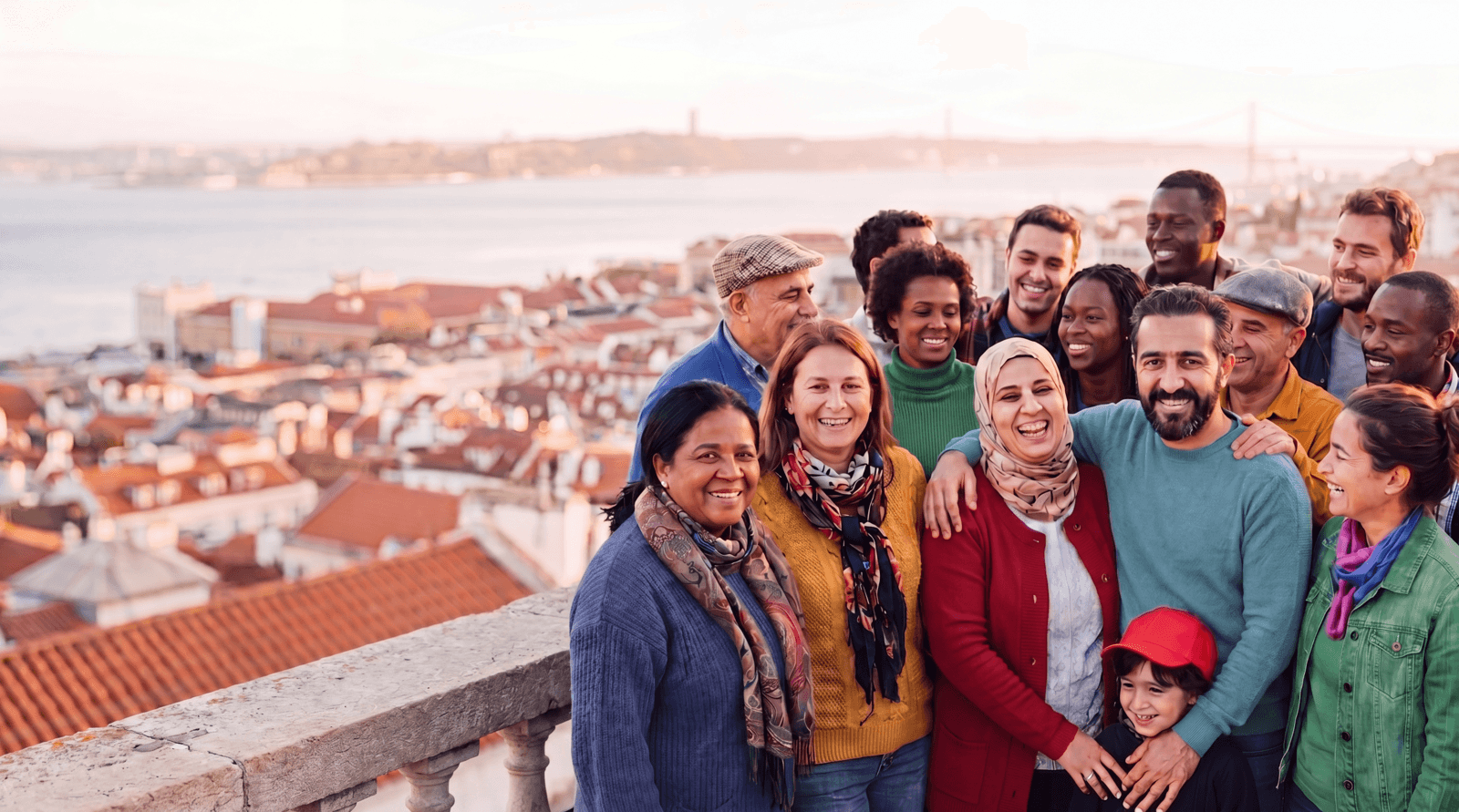 Comunidade de imigrantes de várias nacionalidades, com Lisboa ao fundo